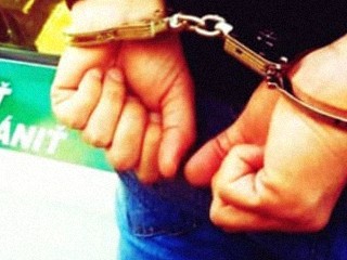 Kolárovo: Mladík sa opakovane vyhrážal matke, polícia ho zadržala a obvinila