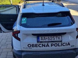Obecná polícia v Štrbe má nový defibrilátor vo vozidle – pomôže aj turistom v Tatrách